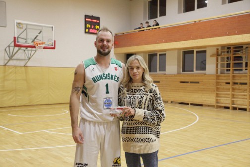 Prieš rungtynes buvo apdovanotas naudingiausias pirmo EKKL turo žaidėjas Lukas Piliponis (kairėje). 