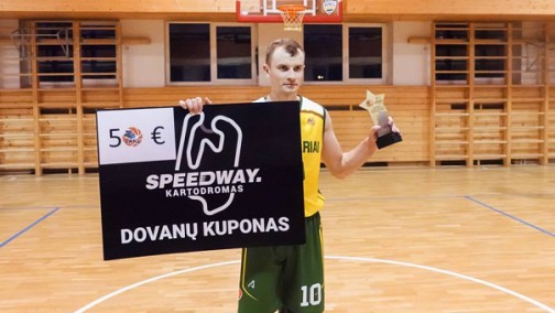 Konkurso nugalėtojas pozavo su savo prizais. 