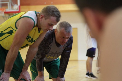 Nuotraukoje kairėje  žiežmarietis Arvydas Pūras, kuris būdamas atakuojančiu gynėju bei 182 cm ūgio  sugriebė net 20 atšokusių kamuolių. Tai ne toks dažnas reiškinys krepšinyje. 