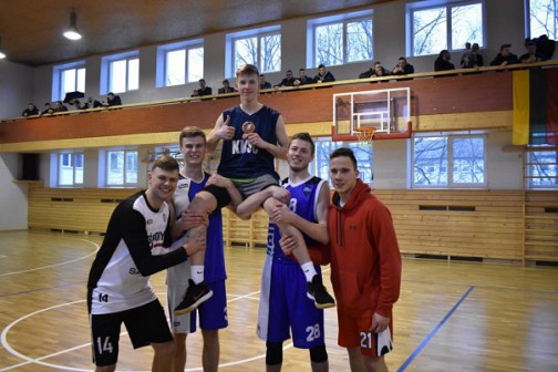 Dėjimų konkurso nugalėtojas Rimantas Kirkickas ant varžovų rankų. 