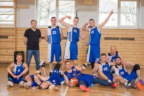 KK ,,Roda" meniškai pozuodami džiaugiasi iškovotu medaliu. 