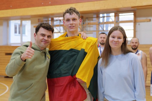 Erikas Seniūnas (nuotraukoje viduryje) surengė dar vieną įspūdingą pasirodymą. 