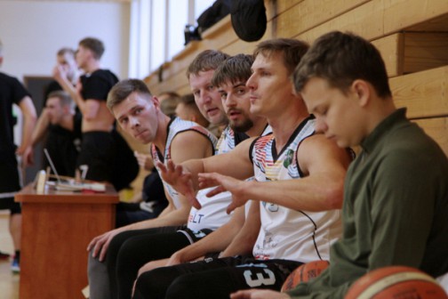Komanda Sodyba „Aktyvi ramybė“ (nuotraukoje) žaisdama naujomis spalvingomis aprangomis iškovojo dar vieną pergalę. 