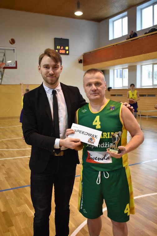 Prizą iš EKKL koordinatoriaus Luko Kandratavičiaus rankų atsiima Vytas Jacevičius. 