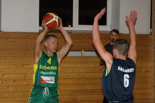 SU kamuoliu KK ,,Žiežmariai" atstovas Vytas Jacevičius,  parodęs jaunimui kaip reikia atidirbt rankelę, kad taikliais metimais  džiugintum ir tokio amžiaus. 